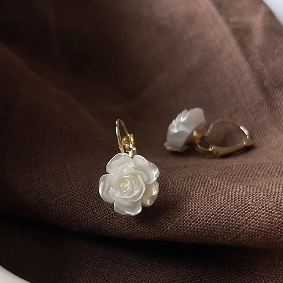 Mother’s Day Special 🌸🌺🌼 Adorable Elegant White Flower Pendant Dangle Earring - Picture 11 of 11